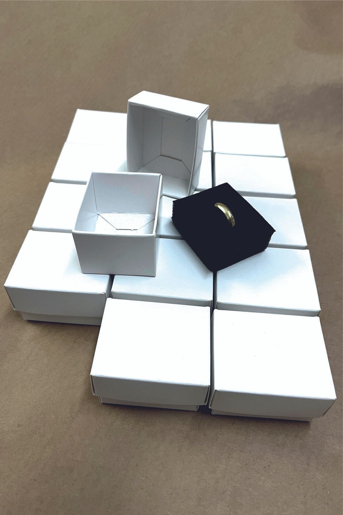 Hazır (Yapılı) Süngerli Yüzük Kutusu 5,5x4,5x3,5 cm (15 Adet) - Saf Beyaz