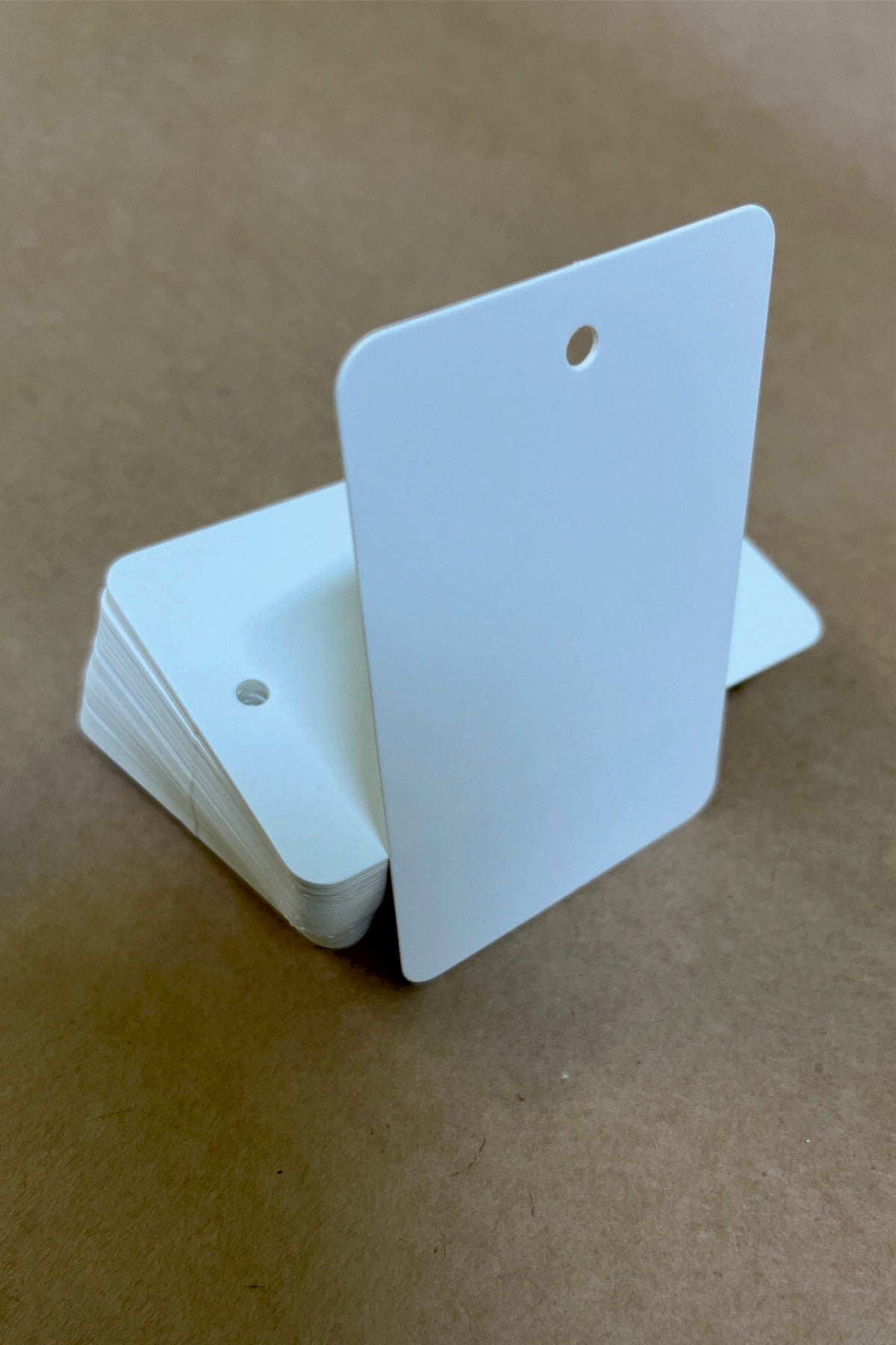 Oval Delikli Baskısız Kart 5,2x8,4 cm (100 Adet) - Beyaz