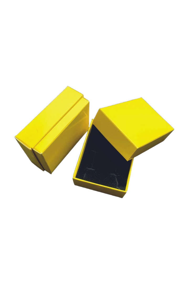Sarı Süngerli Takı Kutusu 8x6x3 cm, düz beyaz zeminde