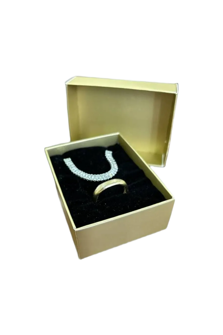 Gold Süngerli Takı Kutusu 8x6x3 cm (25 Adet), düz beyaz zeminde