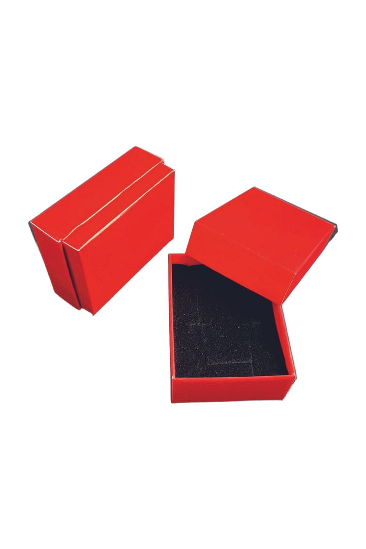 Kırmızı Süngerli Takı Kutusu 8x6x3 cm, düz beyaz zeminde