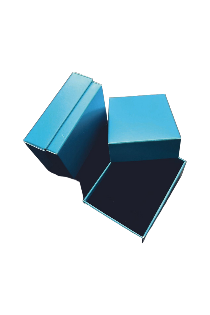 Mavi Süngerli Takı Kutusu 8x6x3 cm, düz beyaz zeminde