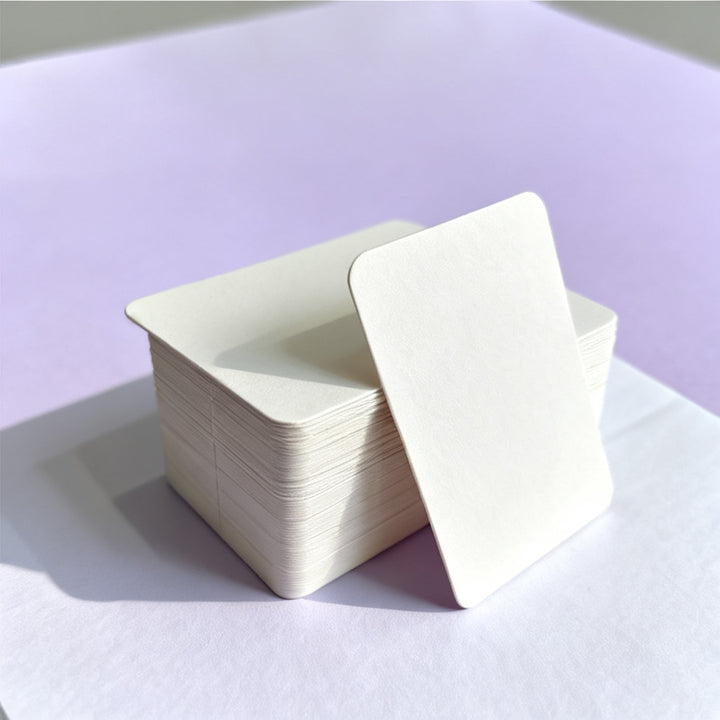 Baskısız Oval Kesim Kartvizit 400 gr 5,2x8,4 cm, Ürünün kendi renklerinden yumuşak bir tonda kesintisiz fon