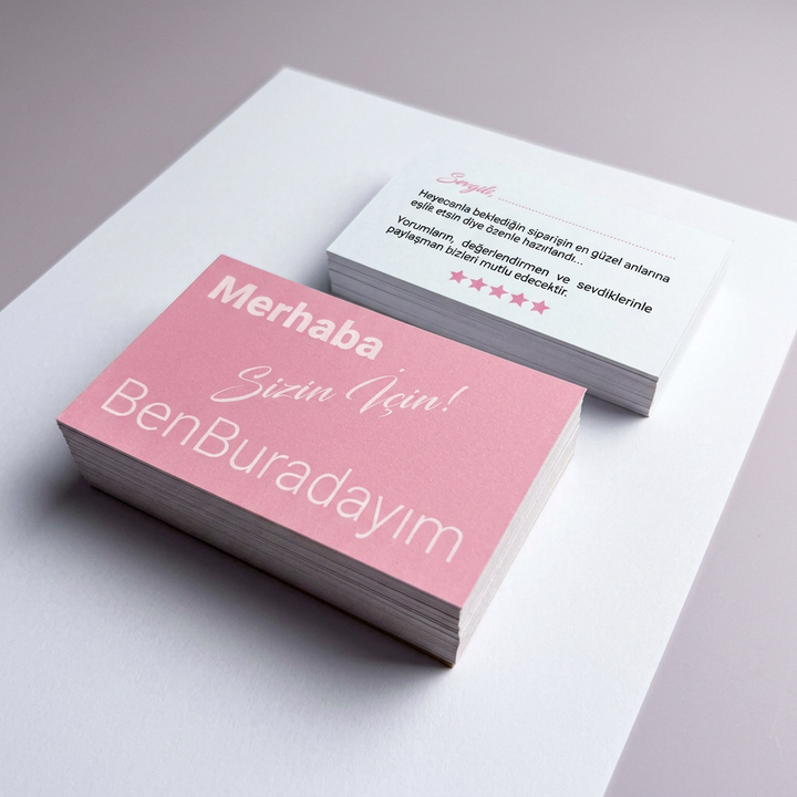 Pembe Merhaba Ben Buradayım Kartı 5x8,3 cm (50 ve 1000 Adet), Ürünün kendi renklerinden yumuşak bir tonda kesintisiz fon
